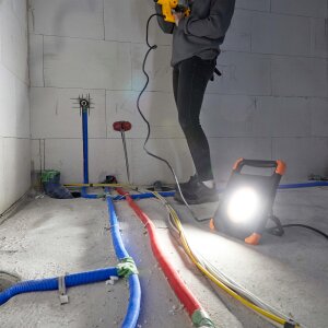 LED Baustrahler Arbeitsstrahler 50W mit stabilem Standgestell 2x rückseitige Steckdose 5m Kabel