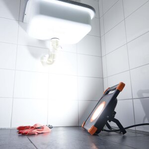 LED Baustrahler Arbeitsstrahler 50W mit stabilem Standgestell 2x rückseitige Steckdose 5m Kabel