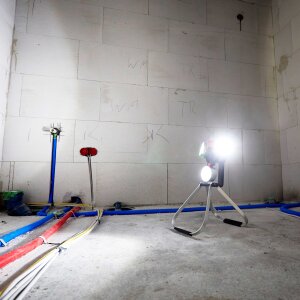 LED Baustrahler Arbeitsstrahler 1000 Lumen mit 4000mAh Akku integrierte rote Warnleuchte inkl. 12V