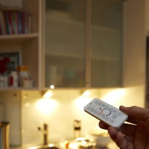 Northpoint LED Spots Schranklicht RGBW 6er-Set Dimmbar mit Timerfunktion Ferngesteuert inklusive Batterien Unterbauleuchte Ambientebeleuchtung Bettbeleuchtung Nachtlicht Batterielampe Partybeleuchtung