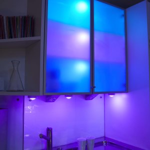 Northpoint LED Spots Schranklicht RGBW 6er-Set Dimmbar mit Timerfunktion Ferngesteuert inklusive Batterien Unterbauleuchte Ambientebeleuchtung Bettbeleuchtung Nachtlicht Batterielampe Partybeleuchtung