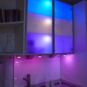 Northpoint LED Spots Schranklicht RGBW 6er-Set Dimmbar mit Timerfunktion Ferngesteuert inklusive Batterien Unterbauleuchte Ambientebeleuchtung Bettbeleuchtung Nachtlicht Batterielampe Partybeleuchtung