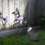 LED Batterie Spot Strahler Flutlicht mit Bewegungsmelder und Erdspieß 5000K neutralweiß 450 - Grau