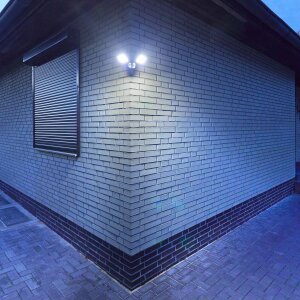 LED Batterie Strahler mit Bewegungsmelder Dämmerungssensor Leuchtdauer- und Leuchtkraftregler - weiß