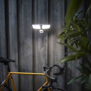 LED Batterie Strahler mit Bewegungsmelder Dämmerungssensor Leuchtdauer- und Leuchtkraftregler - weiß