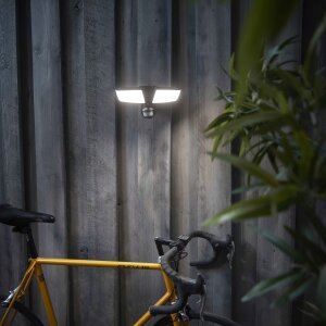 Northpoint LED Batterie Strahler mit Bewegungsmelder  Dämmerungssensor Leuchtdauer- und Leuchtkraftregler für Innen und Außen 6000K 2x 450 Lumen schwarz