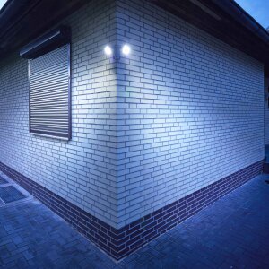 LED Batterie Strahler mit Bewegungsmelder Dämmerungssensor Leuchtdauer- und Leuchtkraftregler - grau
