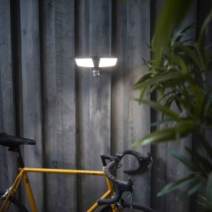 LED Batterie Strahler mit Bewegungsmelder Dämmerungssensor Leuchtdauer- und Leuchtkraftregler - grau
