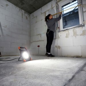 B-Ware Northpoint LED Baustrahler Arbeitsstrahler 50W mit stabilem Standgestell 2x rückseitige Steckdose 5m Kabel 4000K neutralweiß Ein/Aus Schalter