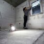 B-Ware Northpoint LED Baustrahler Arbeitsstrahler 50W mit stabilem Standgestell 2x rückseitige Steckdose 5m Kabel 4000K neutralweiß Ein/Aus Schalter
