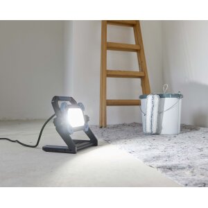 LED-Arbeitsstrahler 55 W  4500 Lumen, dimmbar, CRI 90, Tageslicht 5000 K, mit Steckdose &